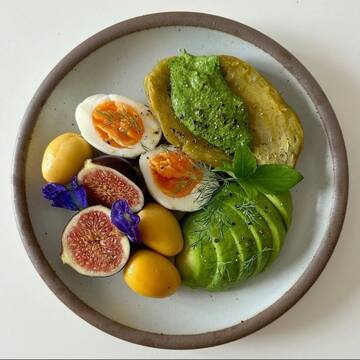 طبق طعام متوازن بألوان طبيعية