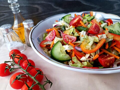 سلطة خضار طازجة في طبق